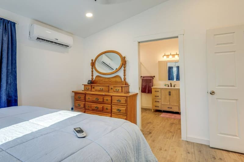 Main-floor king suite