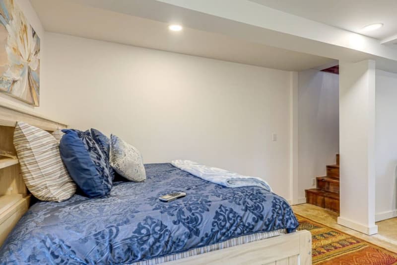 Lower-level full bed with trundle