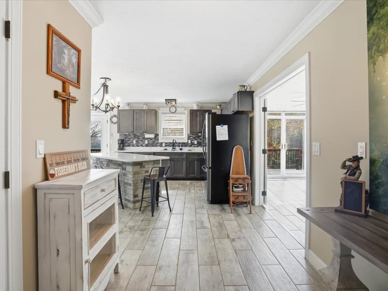 Kitchen seen from the entry